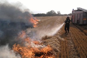 Slika /PU_VS/Pozari/vatrogasci gase požar na pšenici.JPG